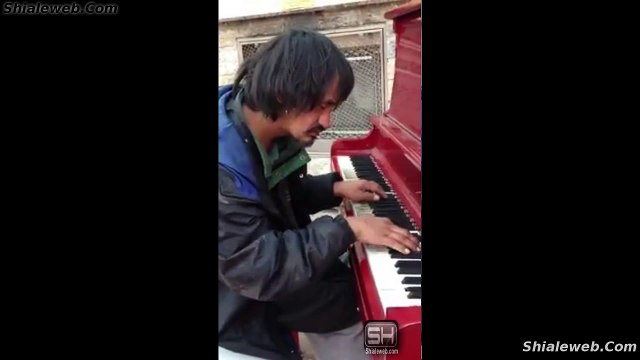 SORPRENDENTE VAGABUNDO HOMELESS ARTISTA USA UN PIANO PARA INTERPRETAR UNA CANCION CON HERMOSA MELODIA ARTE URBANO EN ALGUN LUGAR