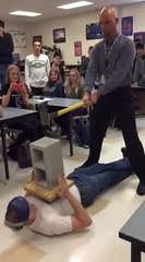 Video herunterladen: How this physics teacher lost his job and how this student lost his balls : experiment FAIL