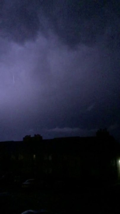 Un éclair magique filmé en slow motion avec un iPhone pendant un orage