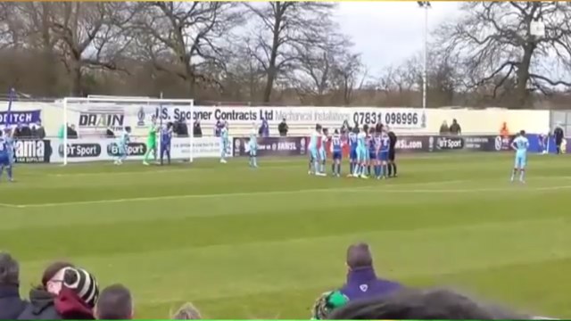 Kadın futbolcular yumruk yumruğa