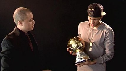 Neymar Jr recibe el premio al mejor jugador brasileño en Europa