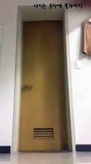 Faire le  poirier sur la porte des toilettes ? Mauvaise idée !