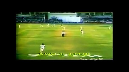 Waqar Younis uproots middle stump with yorker
