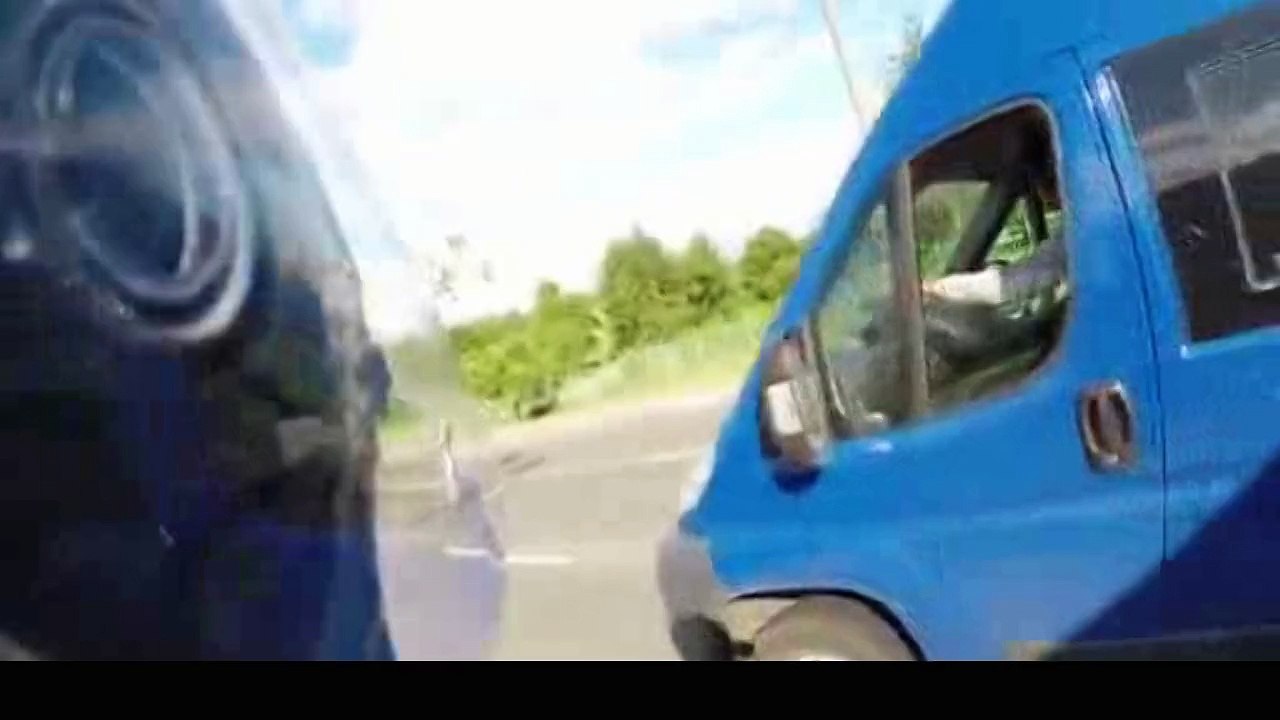 Un motard aide des canards à traverser la route