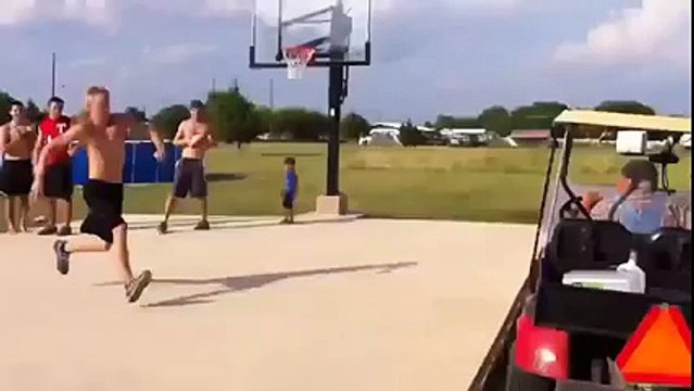 Il tente un saut par-dessus une voiture de Golf mais cela ne se passe pas comme prévu