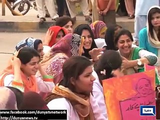 YDA Portest_Taking selfies & eating burgers