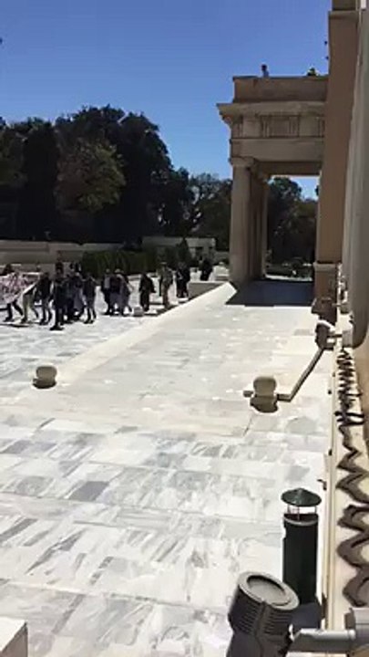 Έφοδος αντιεξουσιαστών στο προάλυιο της Βουλής