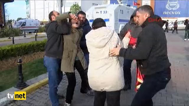 Terör yandaşı 2 kadın savcımızı şehit edenler için pankart açtı- kafasına vur kafasına
