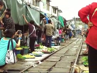 Mercato in Thailandia sui binari del treno