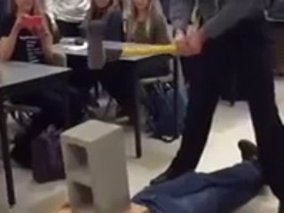 Ce professeur est complètement inconscient et joue avec la vie de ses élèves !