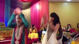 Marias Mehendi Dance New hot Pakistani desi shaadi 2013 2014 - YouTube
