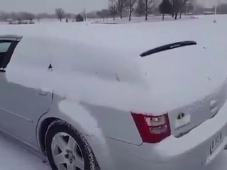 La Technique la plus Rapide et Spectaculaire pour Déneiger une Voiture