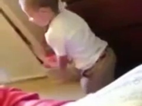 Le Fils a Trouvé le 'Jouet' de Maman