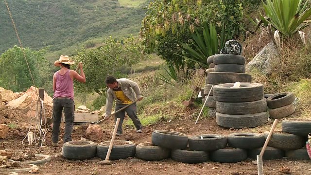 Colombie: des pneus usagés servent à bâtir des maisons