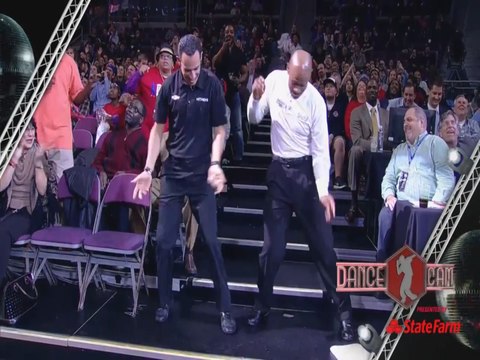 Helio Castroneves dá show de dança no intervalo da NBA
