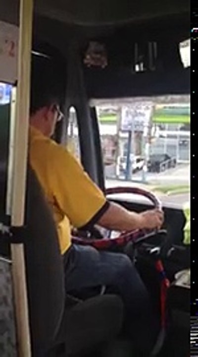 Video muestra chofer enviando mensajes de texto mientras conduce