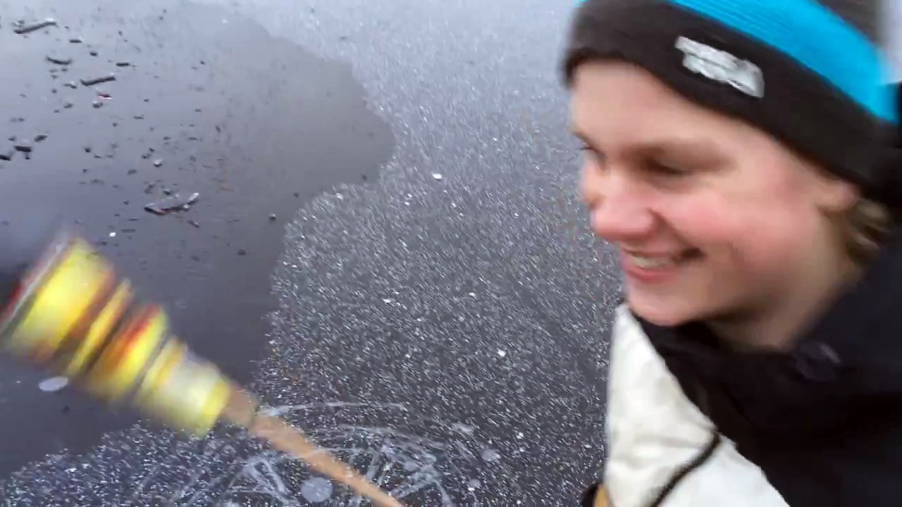Il Tire un Feu d'Artifice sous la Glace d'un Lac Gelé