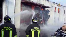 Prato -Incendio di due capannoni, i vigili del fuoco intervengono (31.03.15)