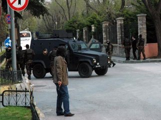 Emniyet Müdürlüğü önünde 2 patlama sesi duyuldu