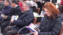 Erzurum Yakutiye Meydanı'nda 15 Dakika Kitap Okudular