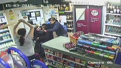 Vendedor de tienda atrapa a hombre que intentaba robar con un hacha