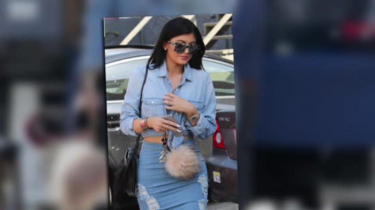Kylie Jenner trägt einen Kim inspirierten Jeanslook