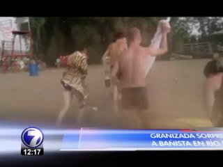 Granizada tomó por sorpresa a bañistas en río de Rusia