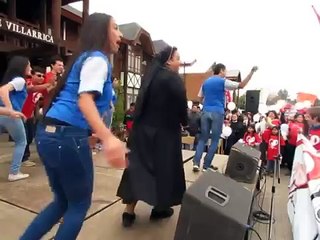 YouTube: monja baila reggaetón para evento en Chile