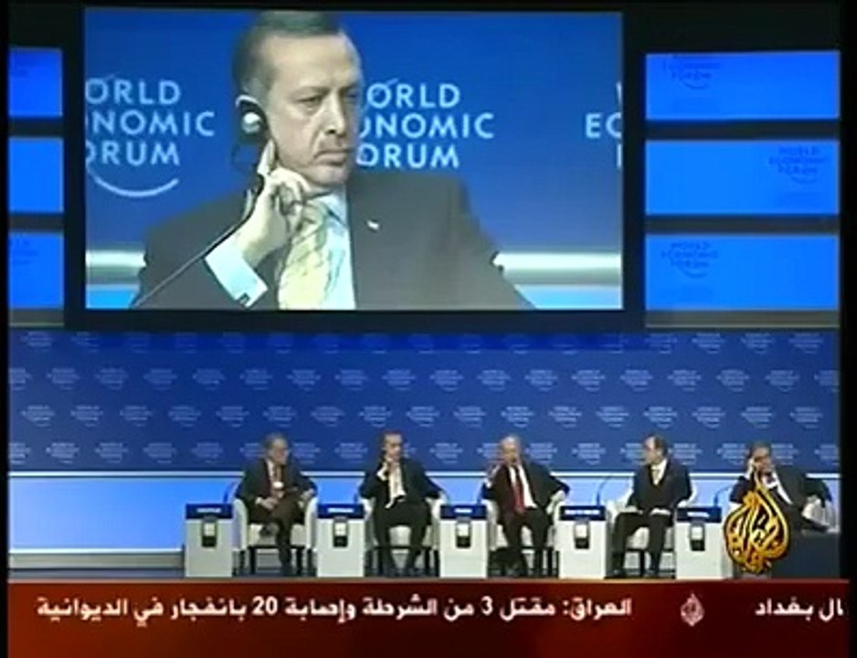 شاهدوا رئيس الوزراء التركى رجب الطيب أردوغان وهو يسحق رئيس الكيان الصهيونى شيمون بيريز بحذائه  هذا هو معنى الرجل