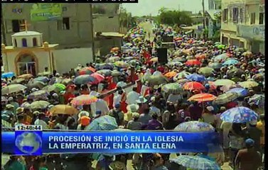 Miles de peregrinos en procesión y baño de la cruz