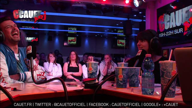 L'équipe et le public roulent une pelle au Poisson d'Avril - C'Cauet sur NRJ