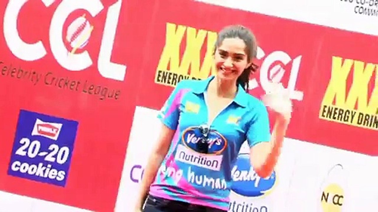 OMG Sonam Kapoor in semi nude avatar - Video Dailymotion