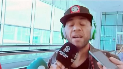 Dani Alves le "canta" ai giornalisti
