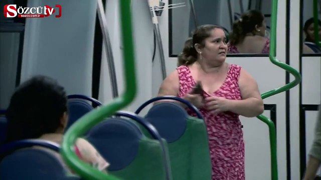 Metroda aşırı gerçekci zombi şakası