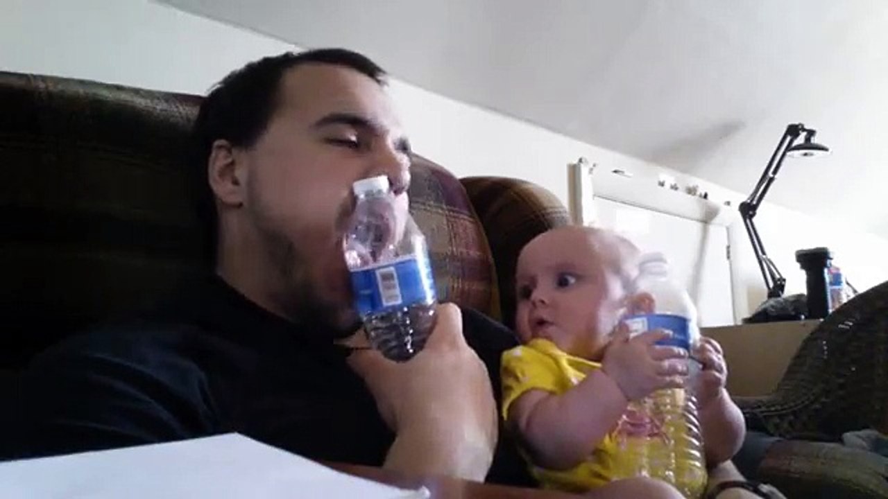 Pai ensinando uma coisa super útil para seu filho #sqn