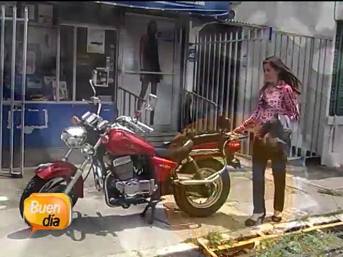 Cada vez más mujeres elijen la moto para realizar sus tareas diarias