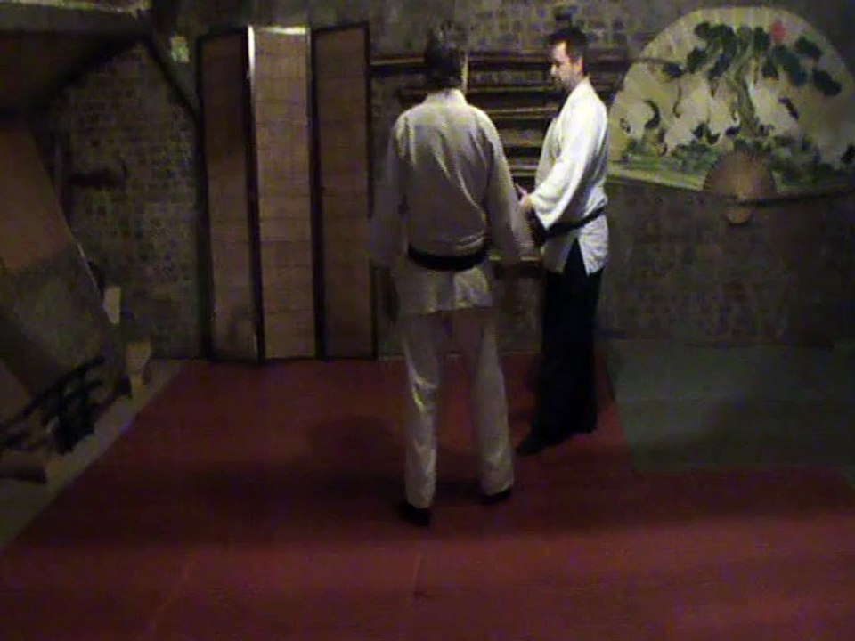 Gyaku hanmi katate dori : reaction ikkyo to tsuki