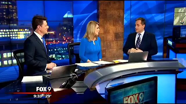 Ce que Fait ce Présentateur pendant l'emission est à Mourir de Rire