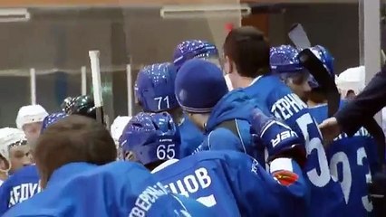 Un entraîneur de hockey se retrouve sur la glace torse nu