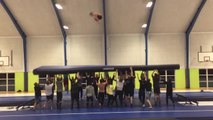 Un gymnaste réalise un monstrueux quadruple backflip