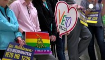 El gobernador de Arkansas se retracta y pide modificar una ley criticada por vulnerar los derechos de los homosexuales