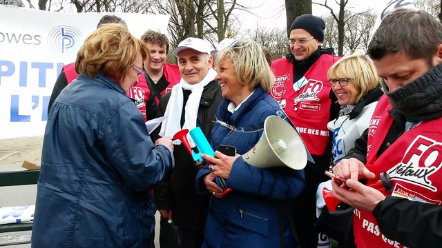 Marie-George Buffet à la rencontres des salariés de Pitney Bowes qui manifestent près de l'Assembl&ée nationale