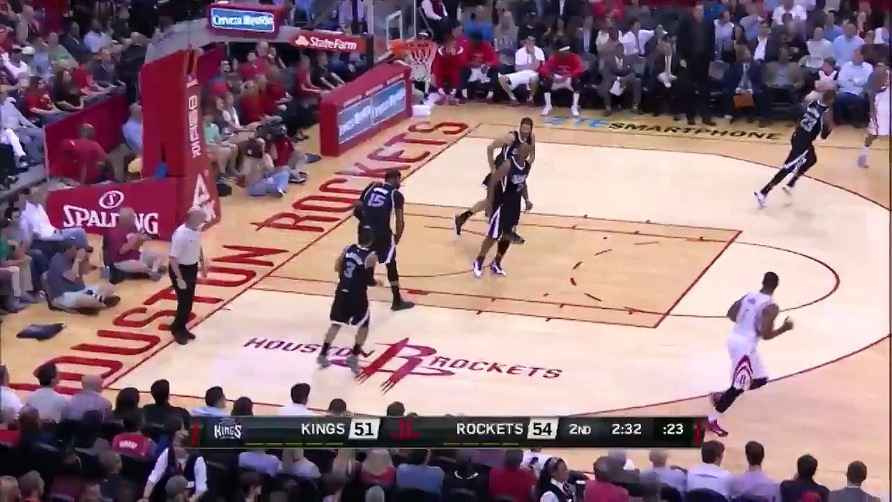 Terrence Jones met 3 contres à la suite à Carl Landry !