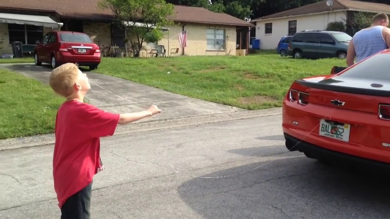 Arracher une dent à son fils avec sa Camaro...