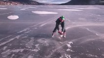 Faire du patin à glace tiré par une tronçonneuse! Dingue...