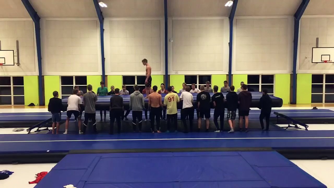Quadruple backflip aidé par quelques amis!
