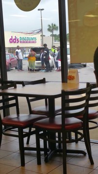 Mettre ses enfants dans le coffre pour aller chercher une pizza
