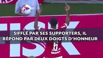 Sifflé par ses supporters, il répond par deux doigts d’honneur et déchire son maillot