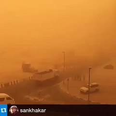 captures a scene from the sandstorm, in #Dubai.