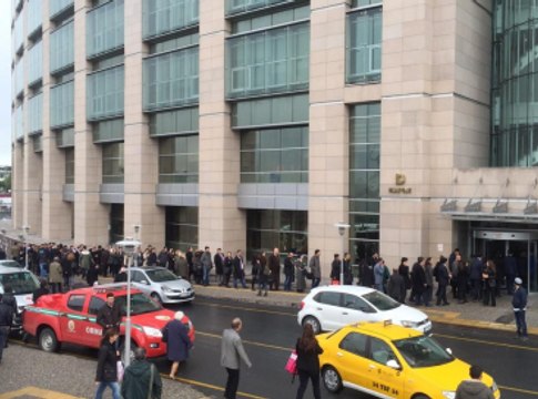 Çağlayan Adliyesi'nde Avukatlar ile Polis Arasında 'Arama' Arbedesi!